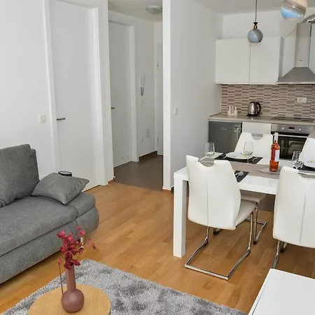 Leon Sa Privatnim Parkingom Apartman