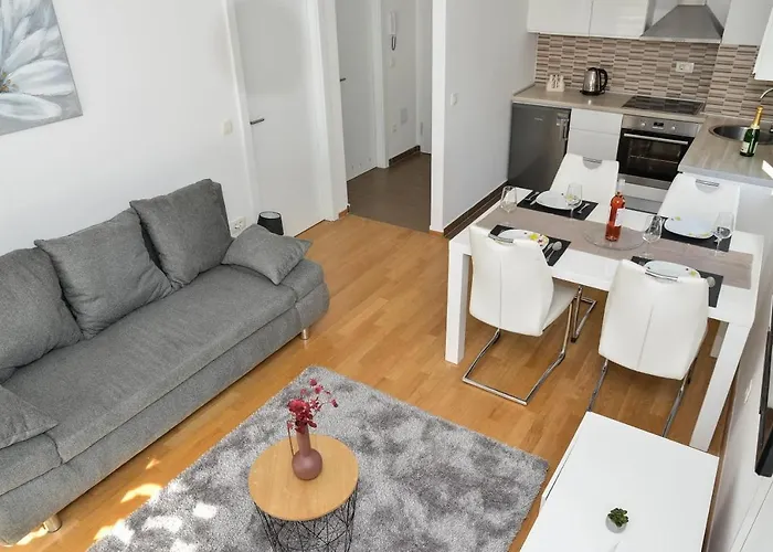 Leon Sa Privatnim Parkingom *